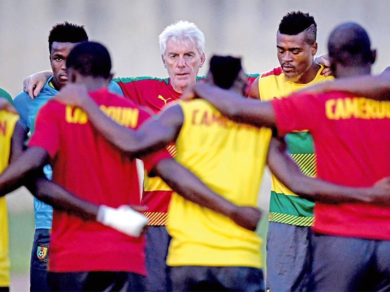 لاعبو الكاميرون مع المدرب قبل الدخول في التدريب (أ ف ب)