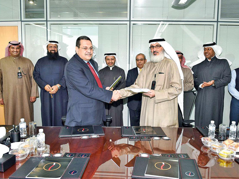 جانب من توقيع العقد بين المؤسسة و«سوميد»