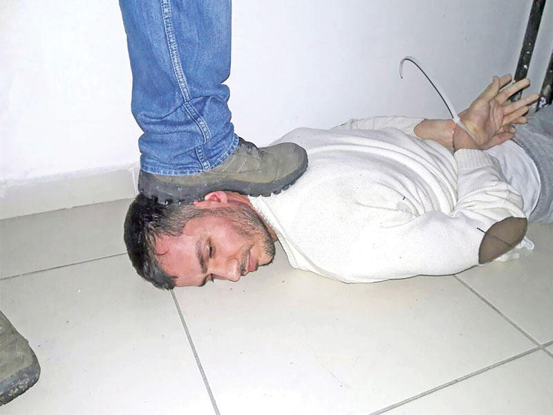 أحد المعتقلين بحملة الدهم في إسطنبول ليل الاثنين الثلاثاء (أ ف ب)