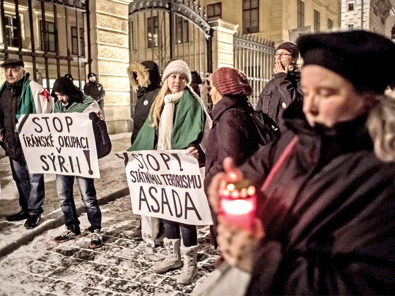 تظاهرة بالشموع في براغ تدعو إلى وقف «دولة الأسد الإرهابية» (إي بي أيه)