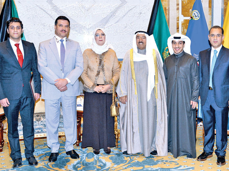 الأمير متوسطاً الحربي وعدداً من الأطباء أمس