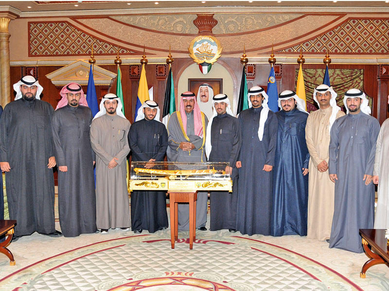 ولي العهد متوسطاً الطلبة