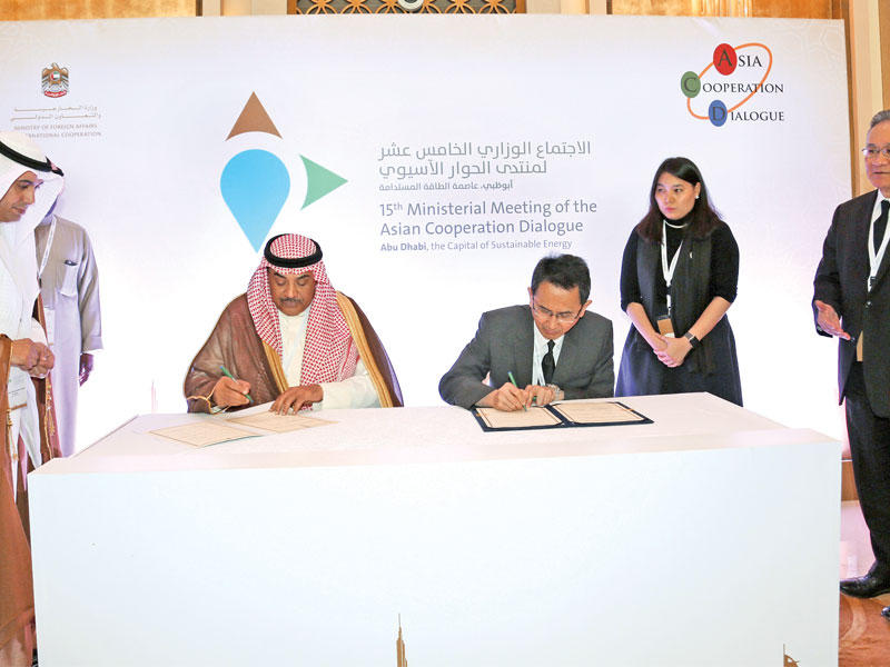 الخالد خلال توقيع خطاب إعلان النوايا مع منتدى التعاون الآسيوي