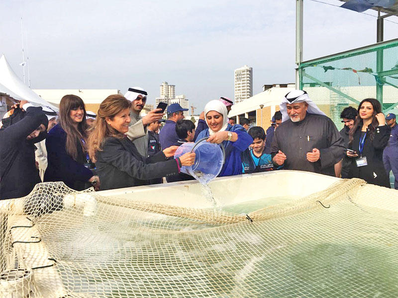 جانب من إطلاق الأسماك في المياه