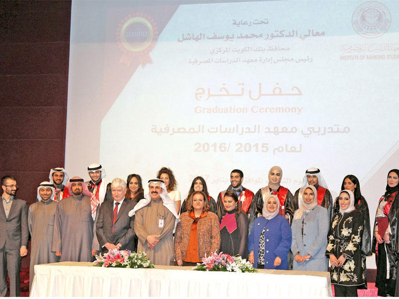 خريجو «التجاري» في لقطة جماعية