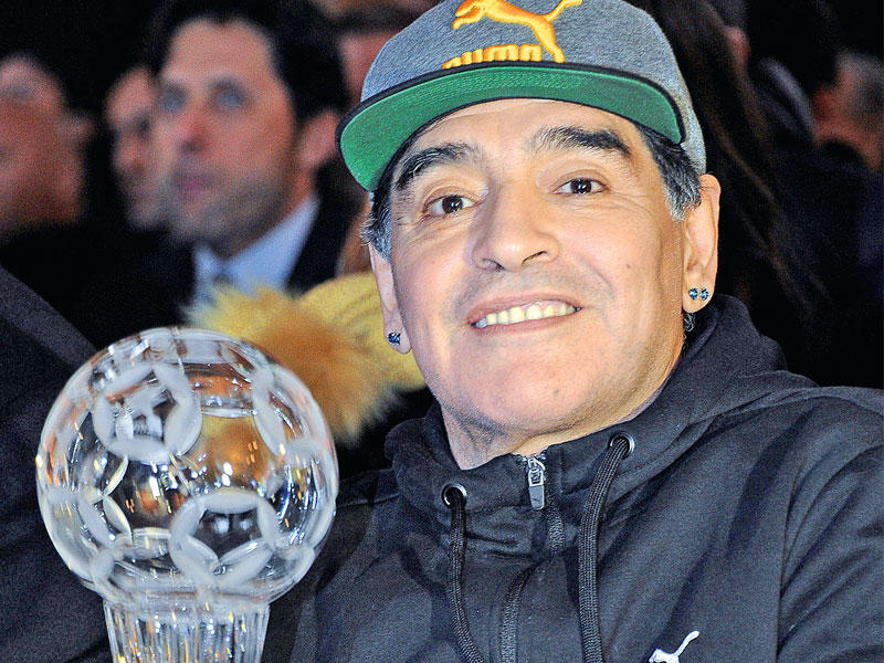  أسطورة كرة القدم الأرجنتيني المعتزل دييغو مارادونا