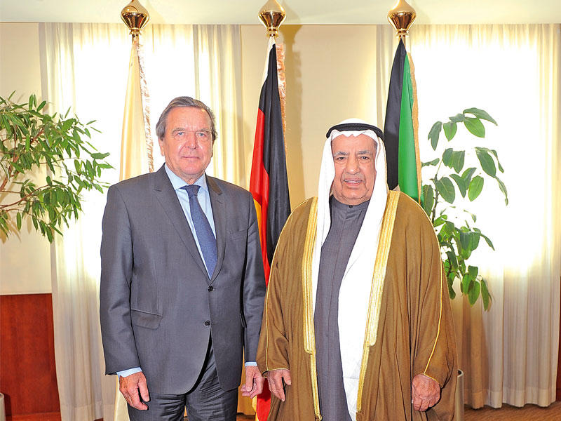 الغانم مع المستشار السابق لجمهورية ألمانيا غيرهارد شرودر 