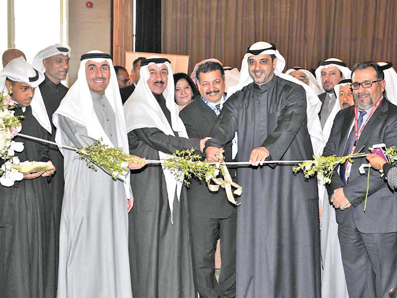 العبدالله خلال افتتاحه معرض التصميم الهندسي