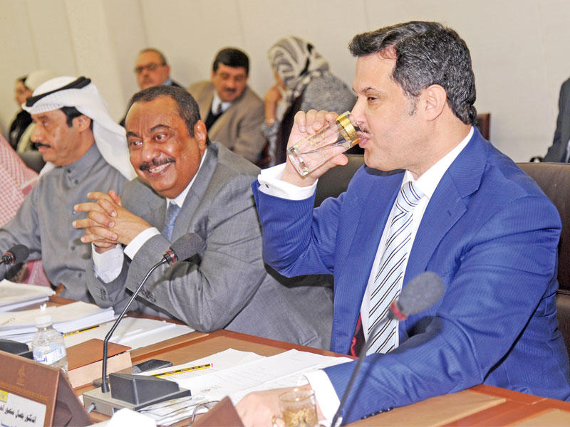 الوزير الحربي في اجتماع لجنة الميزانيات  (تصوير عبدالله الخلف)