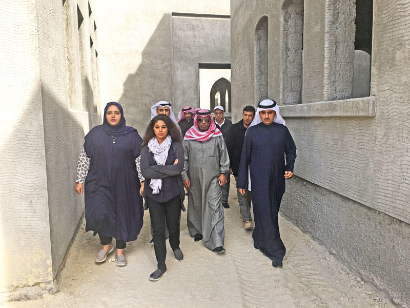 المنفوحي خلال جولته في القرية التراثية بشرق