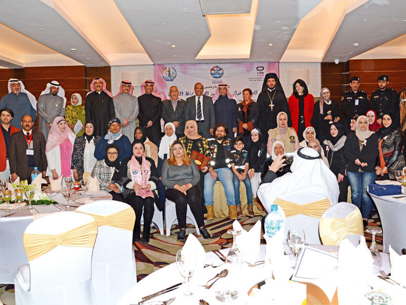 العوضي والصالح والحمد والشاهين وعدد من الحضور في ختام فعالية «أنت تستحقين اهتمامنا»