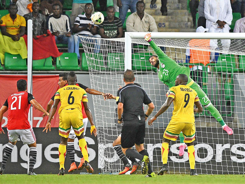 أحمد الشناوي يبعد إحدى الكرات الخطيرة  (أ ف ب)