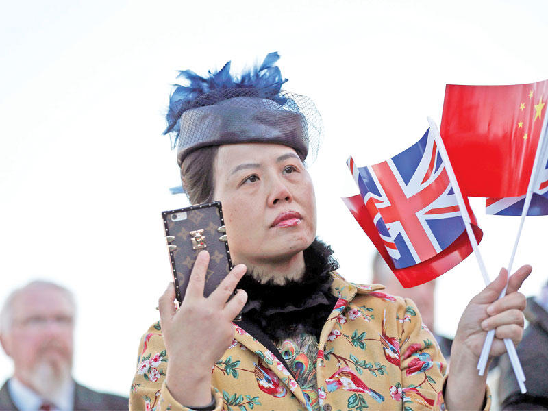 امرأة تشارك في حفل ترحيبي لأول قطار شحن ينطلق من الصين إلى بريطانيا في لندن أمس (رويترز)