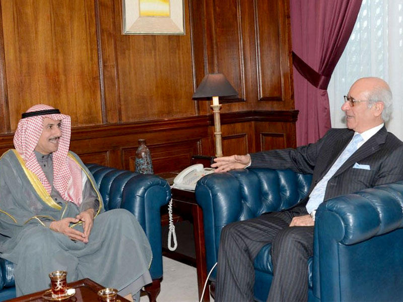 وزير شؤون مجلس الوزراء البحريني محمد المطوع مستقبلا عميد السلك الدبلوماسي السفير الكويتي لدى مملكة البحرين الشيخ عزام الصباح