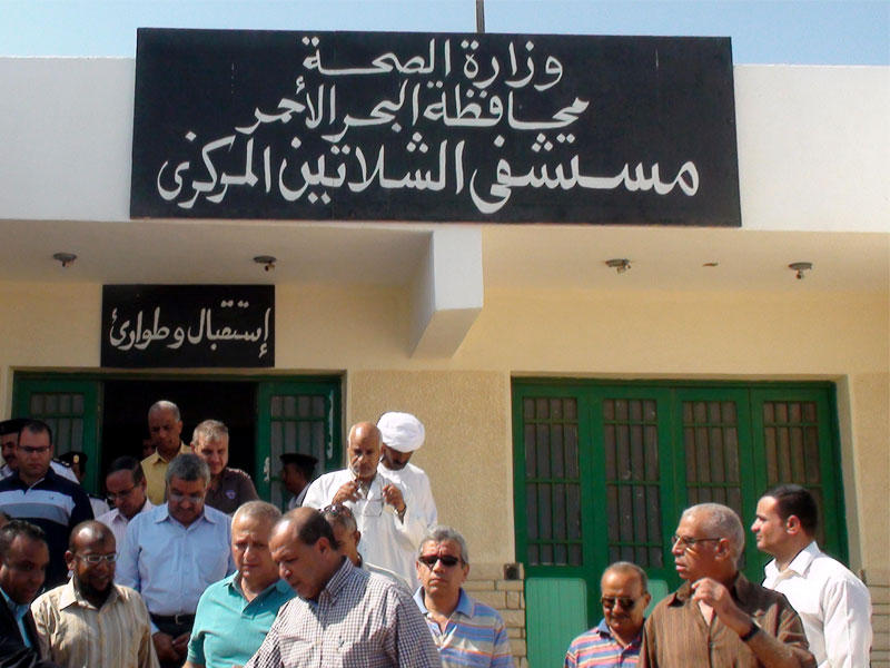 مصريون أمام موقع مستشفى حلايب (أرشيف)