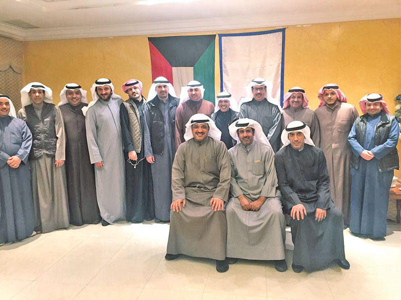 «قبل»... حمود ملفي يتوسط إداريي الجهراء والحكم فهد السهيل خلال حفل العشاء الذي اقامه النادي أمس الأول