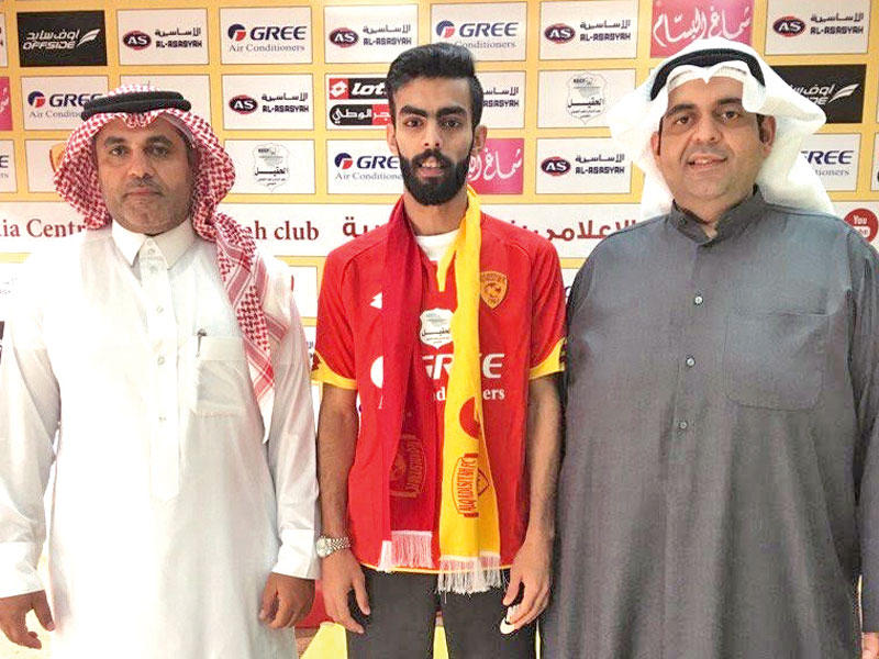 الظفيري مع وكيله وممثل القادسية السعودي