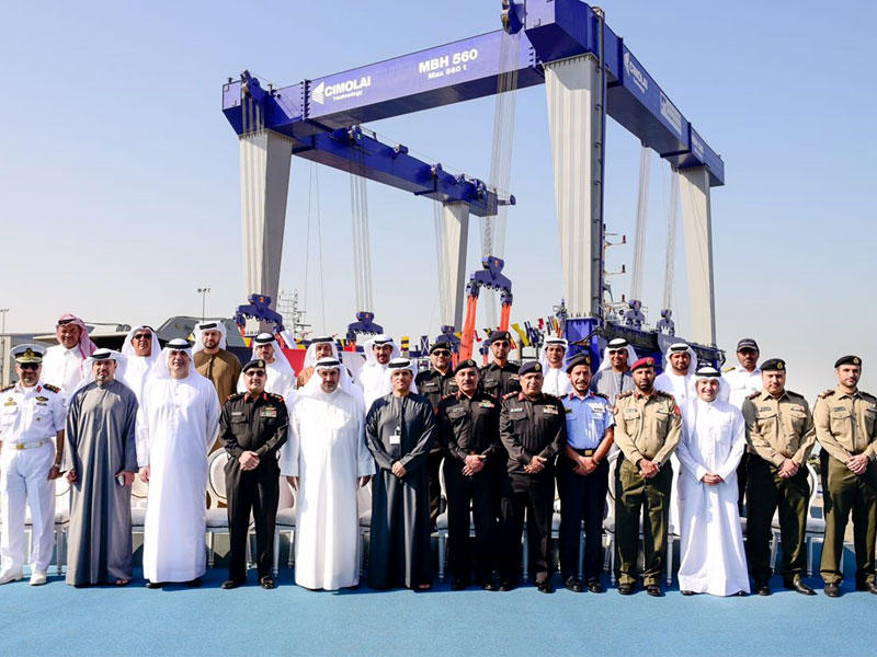 صورة جماعية لوفد وزارة الدفاع اثناء حفل استلام الزورق