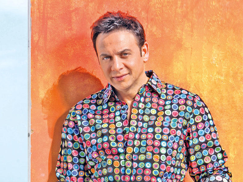 الفنان مصطفى قمر