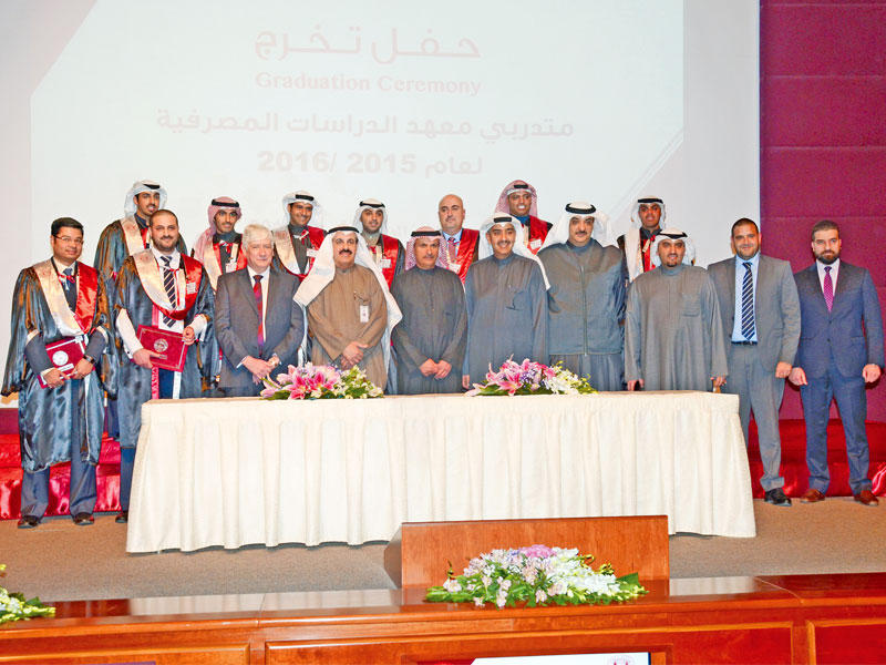 عصام الصقر ويعقوب الرفاعي في لقطة جماعية مع الموظفين المكرمين