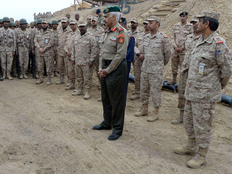 الخضر متحدثاً إلى العسكريين