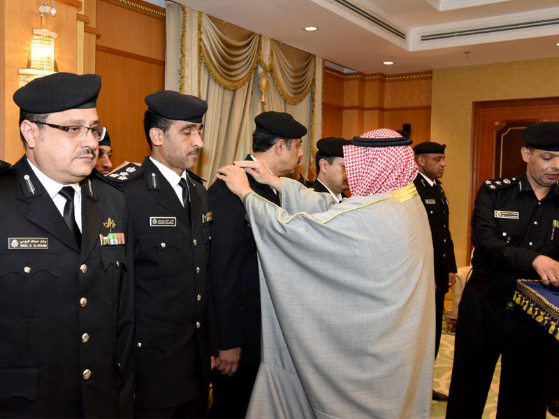 الجراح مقلداً الضباط رتبهم الجديدة