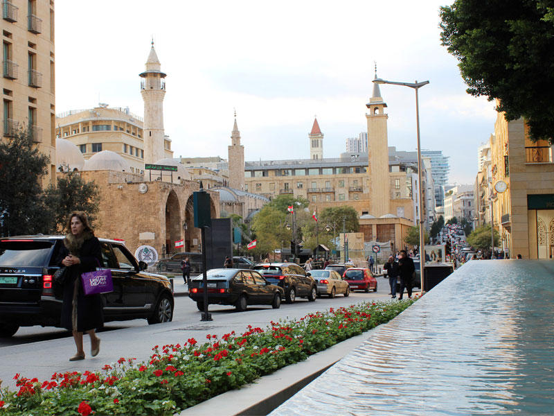 مواطنون في الوسط التجاري لبيروت أمس (رويترز)