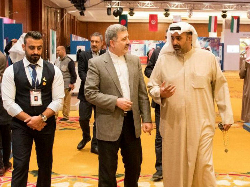 النصف والسفير الإيراني خلال جولتهم في المعرض