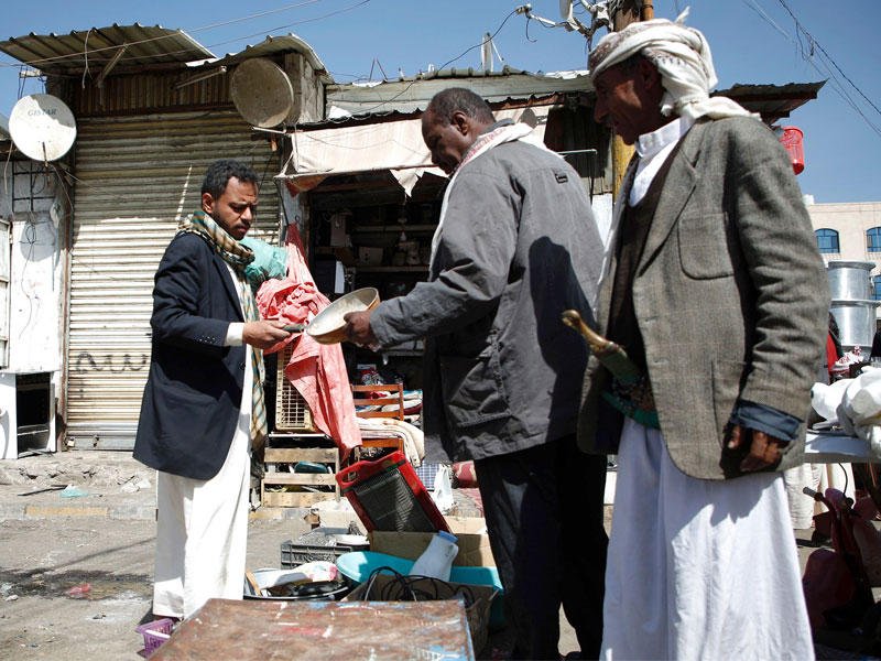 رجل في سوق السلبي في صنعاء العاصمة