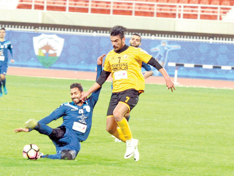 احمد الرياحي (القادسية ) وبدر عبداللطيف (اليرموك) في لقاء سابقn