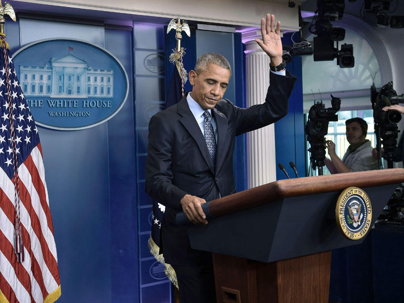 أوباما يودع الصحافيين في آخر مؤتمر صحافي له في واشنطن أمس الأول     (أ ف ب)