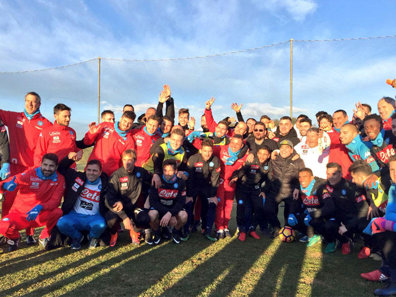 مارادونا متوسطاً فريق نابولي