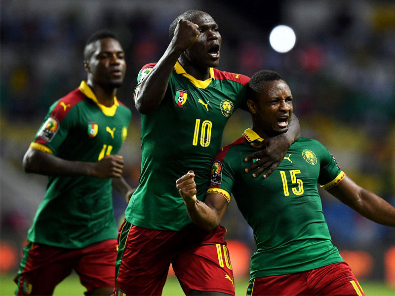 لاعب خط الوسط الكاميروني سيباستيان سياني يحتفل مع زميله فنسنت أبوبكر بعد تسجيله هدف منتخب بلاده الأول (أ ف ب)