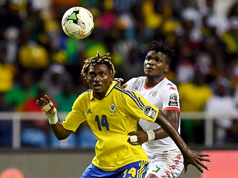 الغابوني سيرج كيفن يحاول الاستحواذ على الكرة من مدافع بوركينا فاسو باتريك مالو (أ ف ب)