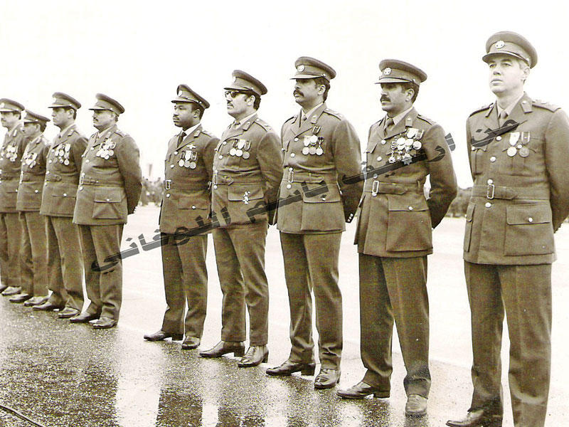 اللواء جاسم الشهاب (الثالث من اليمين) في لقطة بالسبعينيات ويبدو الشيخ صالح المحمد الصباح والفريق عبدالله فراج الغانم