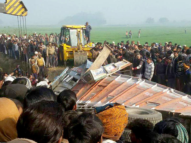 اصطدام حافلة مدرسية بشاحنة