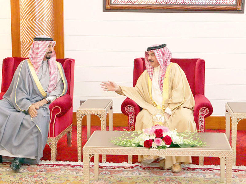 العاهل البحريني خلال استقباله السفير الخالد أمسn