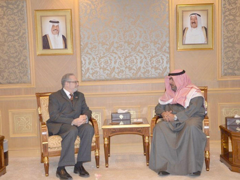 رئيس جهاز الامن الوطني الشيخ ثامر العلي الصباح خلال لقائه سفير الولايات المتحدة الأمريكية لدى البلاد لورانس سيلفرمان.