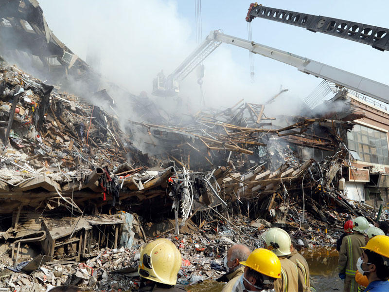 البحث عن ناجين تحت أنقاض مبنى طهران