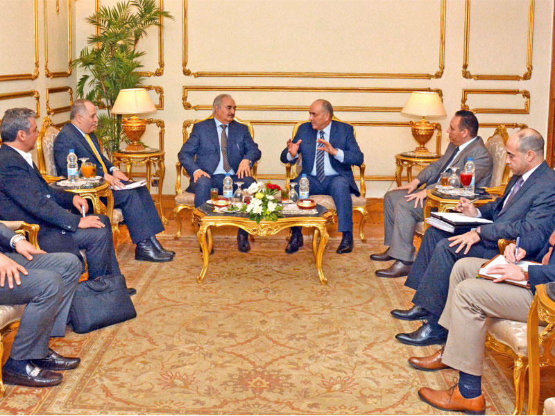 رئيس الأركان محمود حجازي مستقبلاً حفتر في القاهرة أمس  (الجريدة)