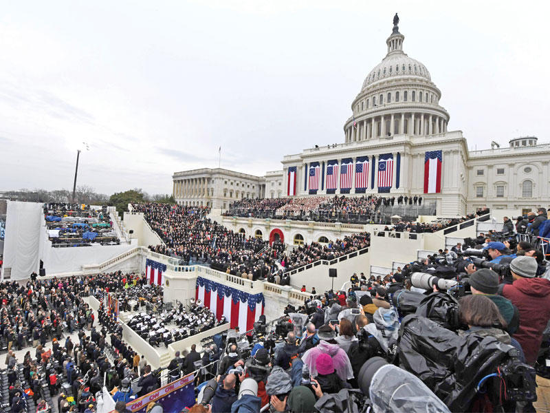 حشود تتابع مراسم تنصيب ترامب في مبنى الكابيتول بواشنطن العاصمة أمس (أ ف ب)