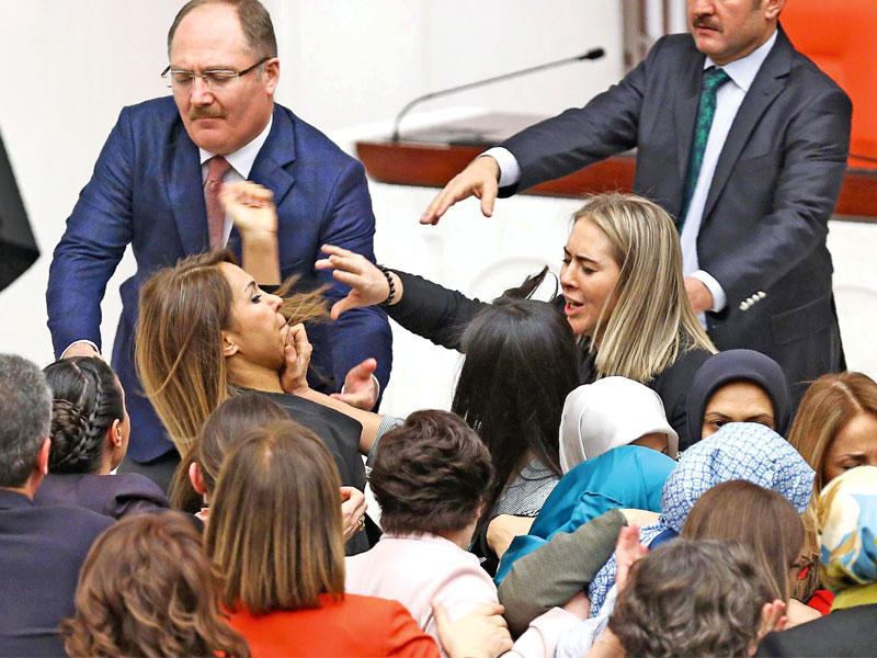 نائبتان تتبادلان اللكمات على منصة البرلمان أمس الأول (أ ف ب)