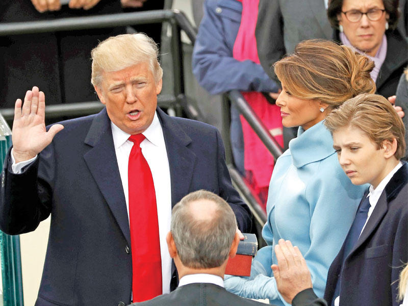 ترامب يؤدي اليمين في مبنى الكابيتول أمس (رويترز)