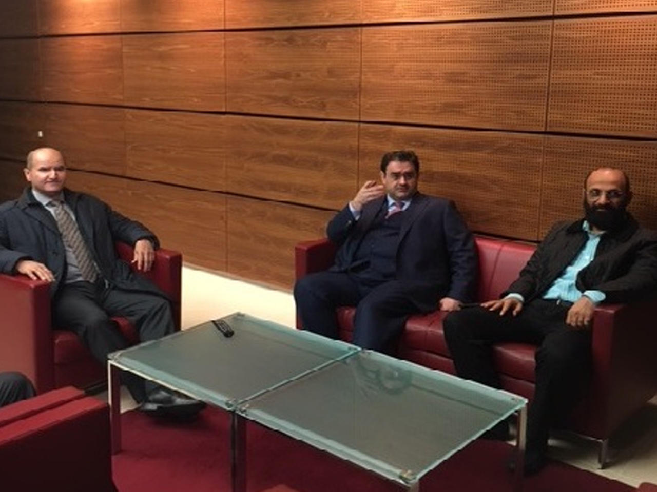 المرزوق خلال وصوله إلى فيينا