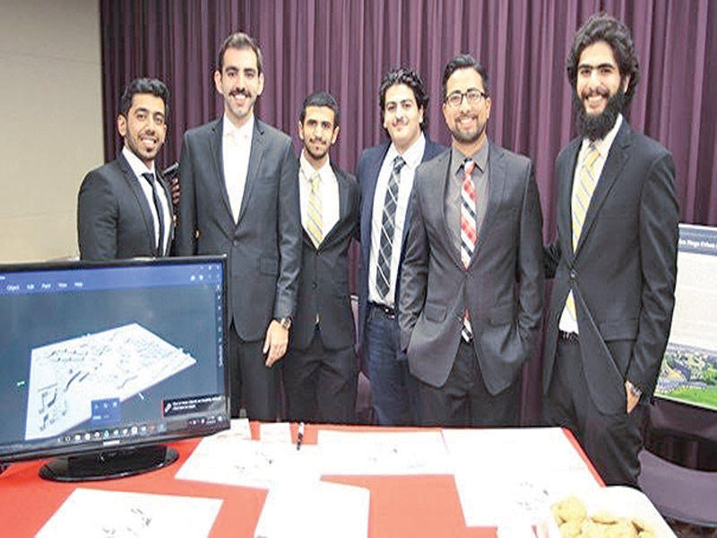 جانب من طلبة الكويت بأميركا والمشروع أمامهم