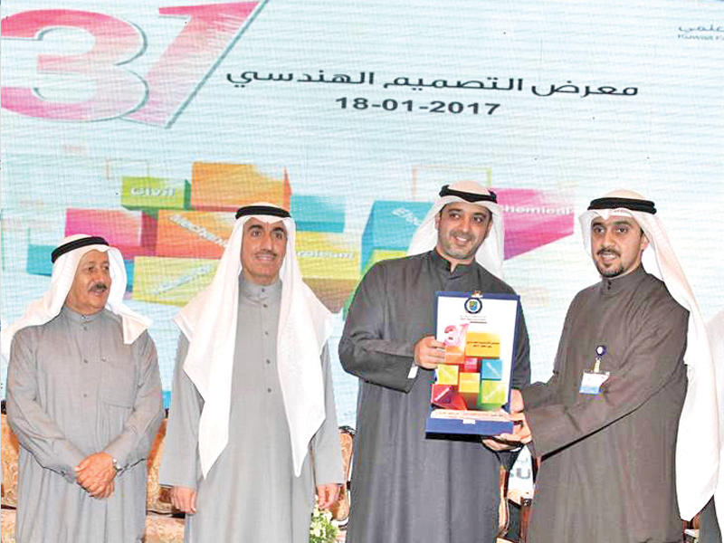 وزير الدولة لشؤون مجلس الوزراء الشيخ محمد العبدالله يكرِّم «الدولي»