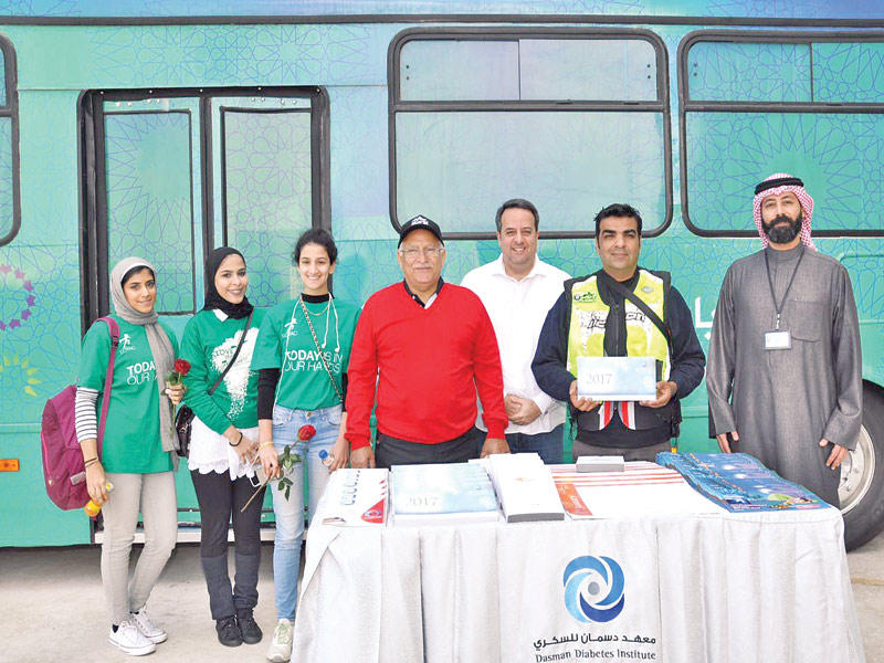 جانب من المشاركين في حملة التبرع بالدم