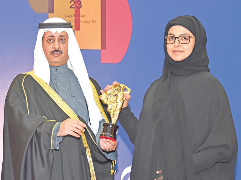 الدويش يسلم إلى فتوح شموه جائزتها في معرض القرين التشكيلي