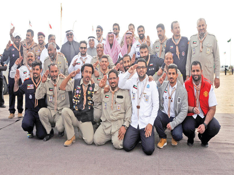 الفارس والمقصيد يتوسطان الوفود الكشفية المشاركة في المخيم (تصوير عبدالله خلف)