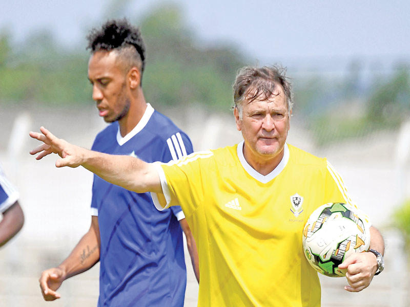 جانب من تدريب الغابون (أ ف  ب)